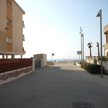 شقة Lets Holidays New Flat Beachfront In كاستيلديفيلس