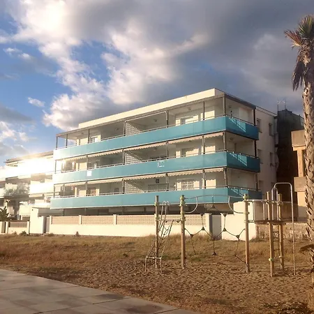 Lets Holidays New Flat Beachfront In شقة